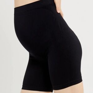 A Pea in the Pod Maternity Short Size S/M Secret Fit Mid-Thigh Shaping Black